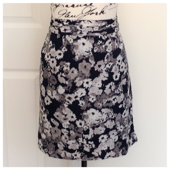 ❤️Lovely Banana Republic Ruched Skirt❤️ - Picture 2 of 7